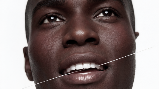Que se passe-t-il vraiment entre vos dents ? Le rôle des bactéries et du fil dentaire