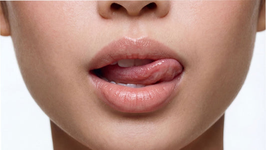 Se lécher les lèvres : pourquoi ça empire les lèvres sèches (et quoi faire à la place)