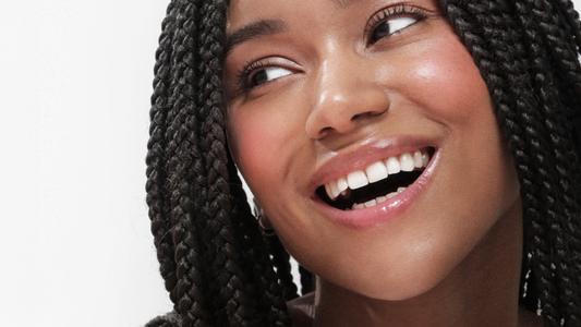 Taches sur les dents : pourquoi le brossage ne suffit pas toujours ?