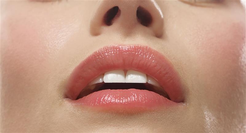 Lèvres sèches et bactéries : pourquoi c’est lié ?